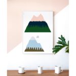 Kunstdruck Pink Mountain im weißen Rahmen ueber einem Sideboard mit drei weissen Keramiktassen